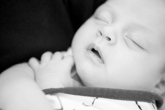 Newborn photos by Gucio Photography | 100 Layer Cakelet
