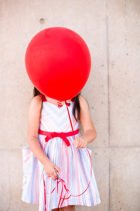 Red balloon family photos in San Diego | Acqua Photo | 100 Layer Cakelet