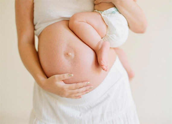 Maternity photo by Elizabeth Messina | 100 Layer Cakelet
