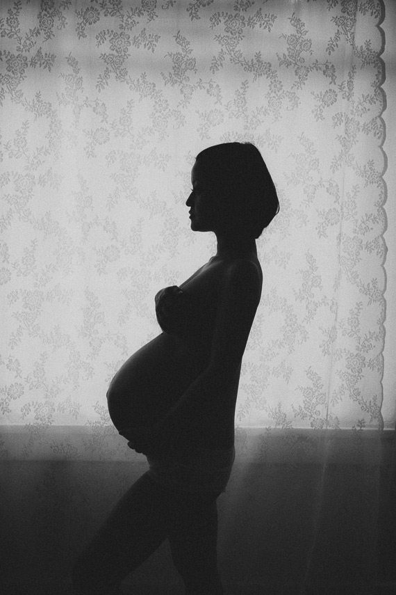 Maternity photo by Yuna Leonard