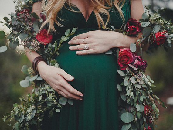 Luxurious winter floral maternity photos by Jennifer Skog | Garland by Mandolin Floral | 100 Layer Cakelet